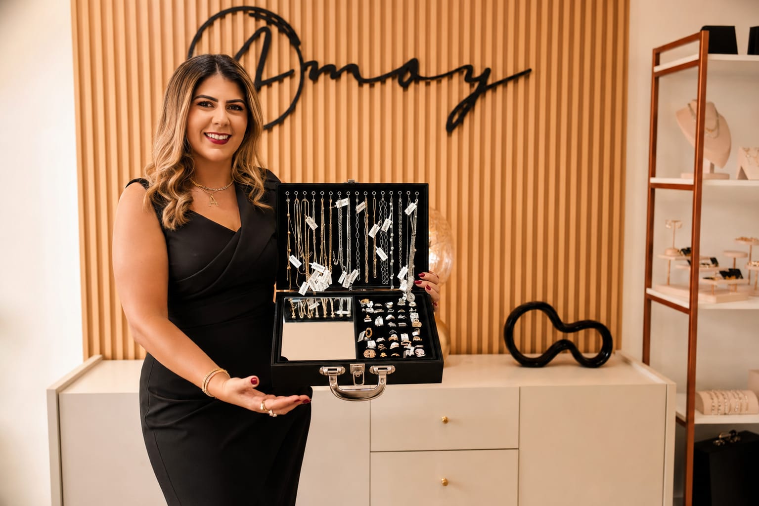 Consultora Amoy — retrato editorial com colar de esmeraldas